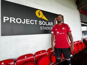 Nyal Bell re-signing for Hyde United. Image: HUFC