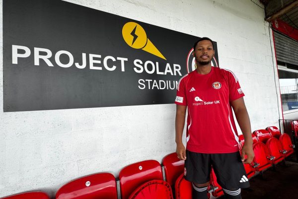 Nyal Bell re-signing for Hyde United. Image: HUFC