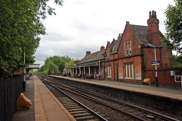 Romiley Railway Station. Image: El Pollock, CC BY-SA 2.0, https://commons.wikimedia.org/w/index.php?curid=40792825